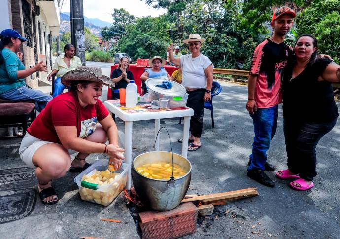 La música y el baile entre vecinos y amigos no puede faltar mientras el fuego hace lo suyo. Foto Jaime Pérez