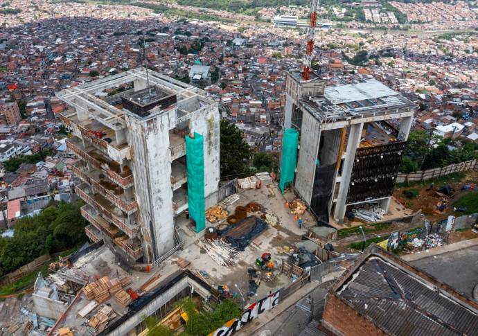 Toda la estructura está siendo reconstruida, la fachada ya fue retirada completamente. Foto: Manuel Saldarriga Quintero.