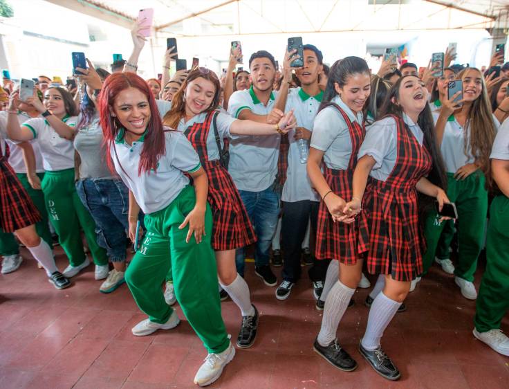 Bailar y bailar, antes de entrar a clases. FOTO Esneyder Gutierrez