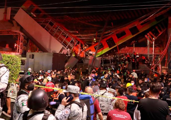 El vagón que se desplazaba entre las estaciones de Olivos y Tezonco cayó luego de que una de la viga que sostenía un puente cediera. Foto EFE