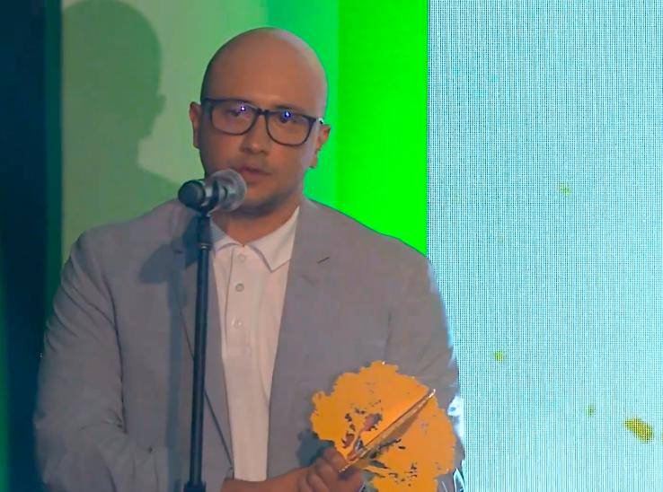 Juan Felipe Zuleta, periodista de EL COLOMBIANO, recibe el premio Ángela Restrepo Moreno. FOTO: Cortesía 