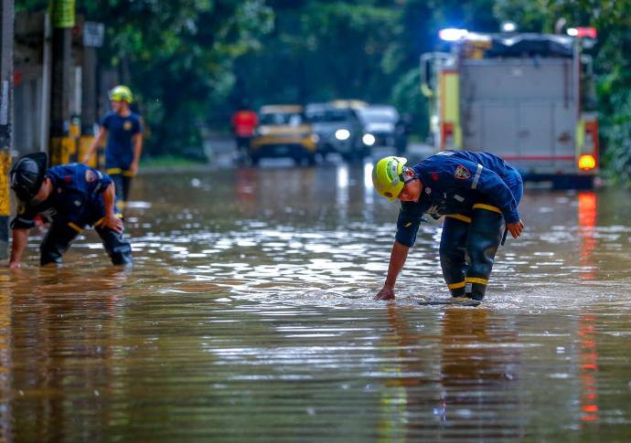 El Poblado resultó afectada en el sector Astorga, allí nuevamente se inundaron el intercambio vial de Monterrey y la canalización del almacén Éxito, dejando un vehículo atrapado. Foto: Camilo Suárez