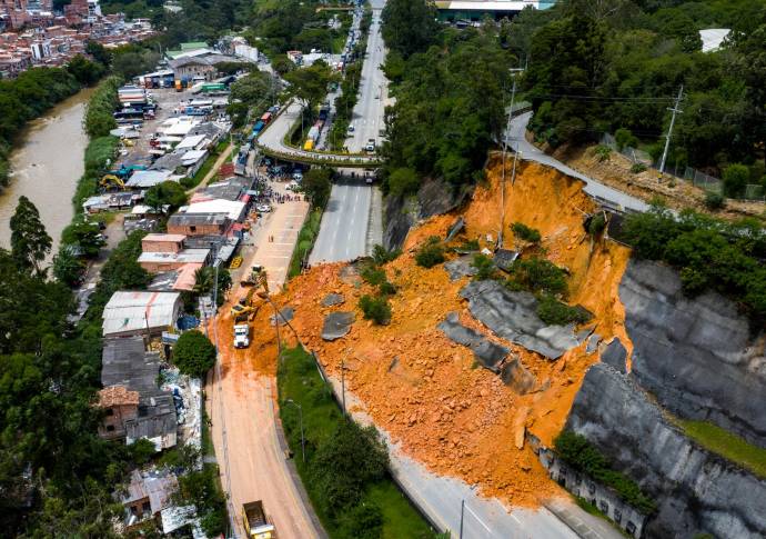 Calzada que conduce a la costa atlántica a la altura de Copacabana. Un derrumbe de 10.000 metros cúbicos afectó ambas calzadas desde las 12:40 a.m. Foto : Manuel Saldarriaga 