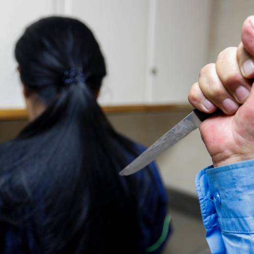 El sospechoso habría violado una orden de alejamiento emitida por una Comisaría de Familia según las autoridades. Imagen dramatizada para ilustrar el ataque con arma blanca a una mujer. FOTO: MANUEL SALDARRIAGA QUINTERO