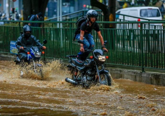 Las lluvias inundaron varias vías del Valle de Aburrá afectando la movilidad. Foto: Camilo Suárez