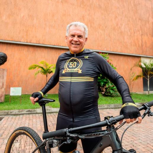Mario Rivera es protagonista desde la primera edición del Clásico de ciclismo El Colombiano en 1974. Después de 50 años, y a sus 76, se mantiene vigente en el certamen benéfico-deportivo. FOTO<b><span class="mln_uppercase_mln"> CAMILO SUÁREZ</span></b>
