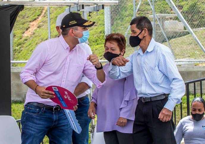 El ministro de Vivienda, Jonathan Malagón, encabezó en el municipio de Bello la entrega de subsidios dirigidos a familias que intentan comprar casa nueva. Foto Juan Antonio Sánchez Ocampo