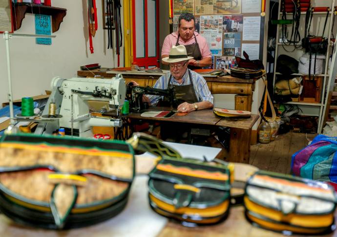 En los municipios de Envigado y Jericó es donde más se producen estos bolsos. Foto Juan Antonio Sánchez Ocampo