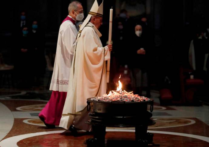 El Papa Francisco celebró en Roma la Vigilia Pascual que conmemora la resurrección de Jesús. Foto: EFE