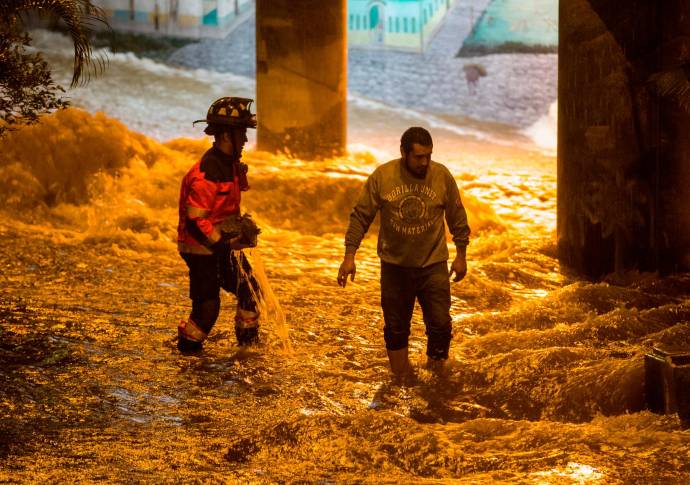 Dos adultos tuvieron que ser rescatados por los bomberos luego de quedar atrapados en un local inundado. Foto : Camilo Suárez Echeverry