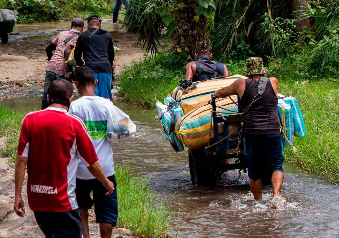 Las trochas son utilizadas por las personas para cruzar entro los dos países. Foto: Camilo Suárez
