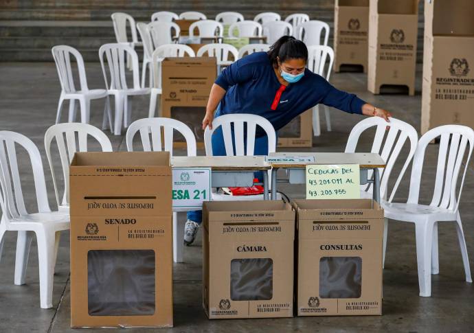 Desde tempranas horas funcionarios de la registradora Nacional organizan los puestos de votación. Foto: Manuel Saldarriaga Quintero.