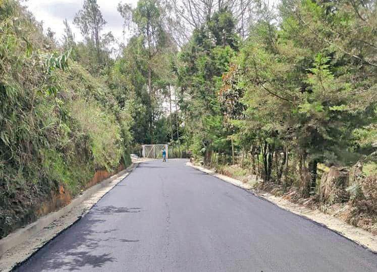 La vía Yarumo -El Palmar, de 4 kilómetros, ya fue pavimentada. Estaba proyectada hasta los límites con Guarne, unos 5,6 km. FOTO cORTESÍA