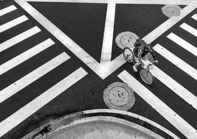 Los pasos de cebra son zonas pintadas en la calle para ayudar al peatón a cruza de un lado a otro las calzadas. Foto : Camilo Suárez