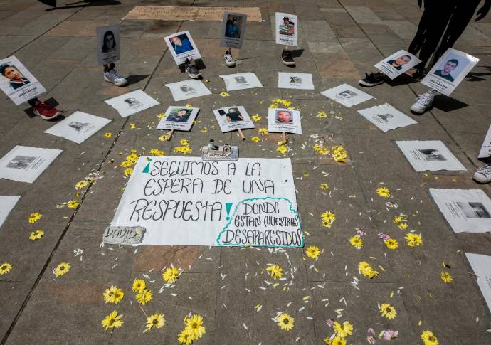 “Seguimos a la espera de una respuesta. Donde están nuestros desaparecidos” Una de las tantas preguntas que se hacen los familiares de las víctimas Foto: Camilo Suárez