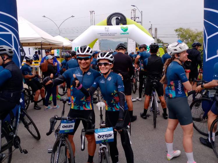 Carmenza Morales y Ricardo Cardeño, reconocidos triatletas colombianos que retornan con alegría al Clásico El Colombiano. FOTO Manuel Saldarriaga