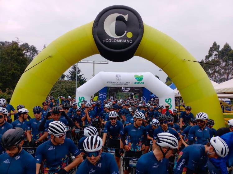 Los pedalistas están más que listos y emocionados para empezar los recorridos del clásico, que tiene el Gran Fondo (110 km) y el Medio Fondo (60 km). FOTO Manuel Saldarriaga