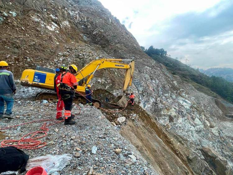 Bomberos rescataron a un perro que llevaba tres días atrapado en las montañas de la autopista Medellín-Bogotá 