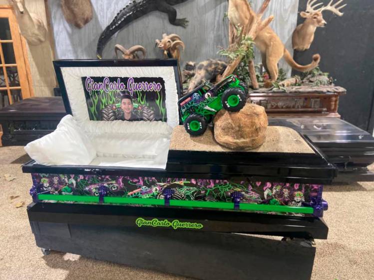 Ataúdes personalizados: el noble gesto con las víctimas de la masacre en  Texas