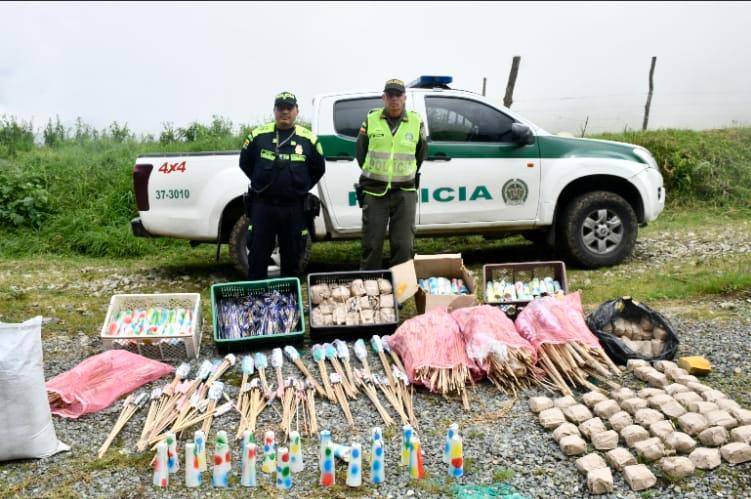 La incautación comprendió 16.600 papeletas, 3.373 voladores, 352 chispitas, 177 volcanes y cuatro tacos. FOTO: Cortesía