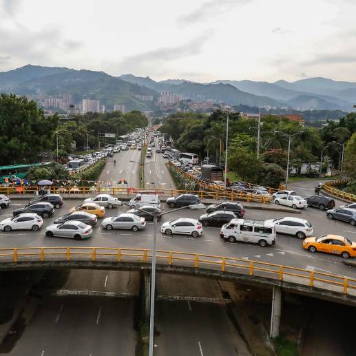 La medida de pico y placa ya no contempla vías exentas desde el pasado 27 de febrero de 2023. FOTO: MANUEL SALDARRIAGA QUINTERO