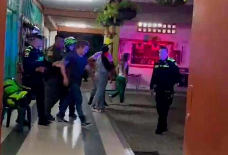 Henry Alonso Vargas fue retirado por la policía del colegio el pasado 5 de mayo en medio del repudio de la comunidad educativa. FOTO: CORTESÍA