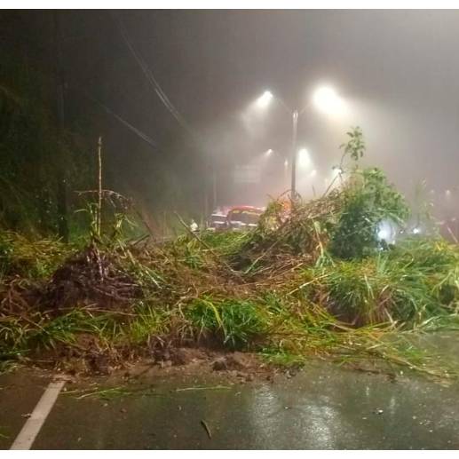 El derrumbe que se produjo a la altura del sector El Descanso del Amor fue removido durante la noche del pasado domingo. FOTO: CORTESÍA DEVIMED