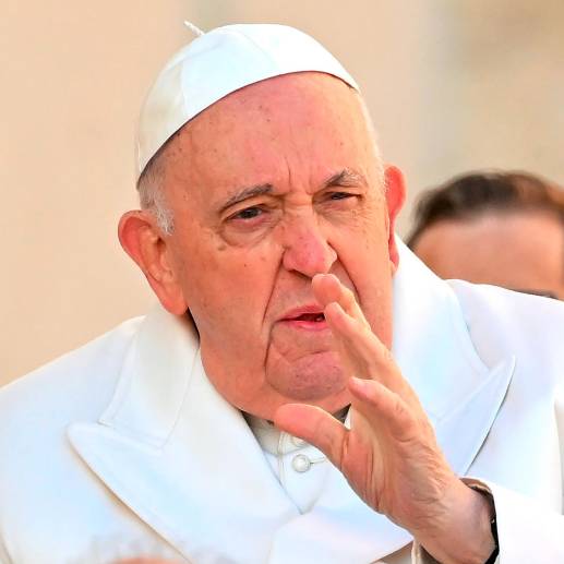 El Papa Francisco está hospitalizado por una infección respiratoria. Sus médicos decidieron internarlo después de que el Sumo Pontífice asistiera a una cita de control. FOTO: EFE