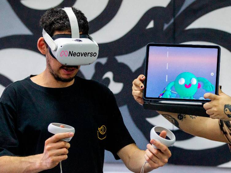 Además de”contagiar” de grafittis los muros de la ciudad, la Plaga ahora también pinta utilizando Realidad Virtual. Sus obras se ven en el metaverso. FOTO Camilo Suárez
