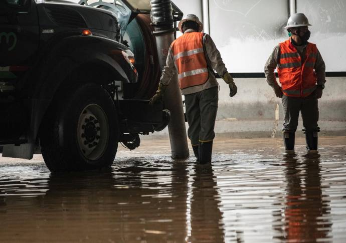 El alcalde de Medellín, Daniel Quintero, dijo que “dos bombas hidráulicas trabajan sacando el agua del soterrado de Parques del Río. Foto: Camilo Suárez
