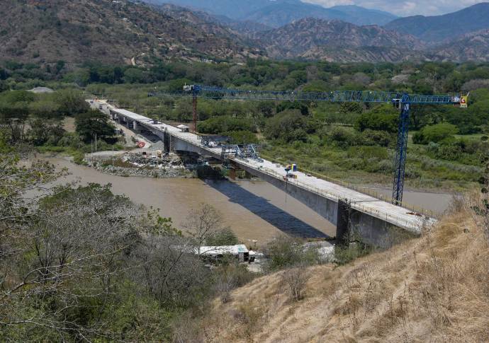 El nuevo puente tiene una extensión de 426 metros y permitirá el empalme de las vías 4G entre el Occidente y el Aburrá. Foto: Manuel Saldarriaga Quintero.