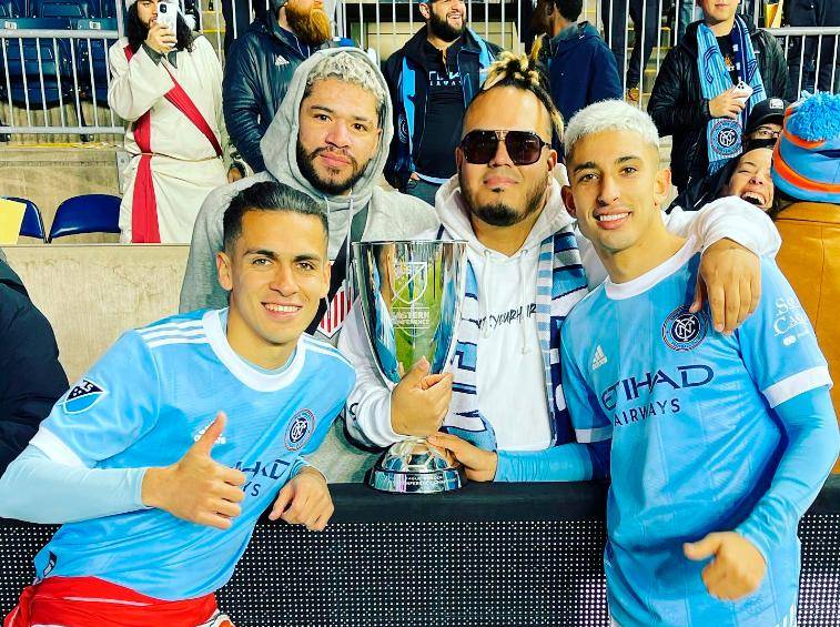 Sebastián y David junto a los jugadores de Nueva York, campeones en 2021. Fotos cortesía