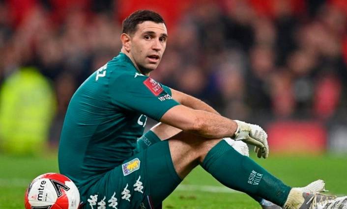 Dibu Martínez ha recibido 31 goles en la actual Premier League. FOTO TWITTER @emi_martinez26