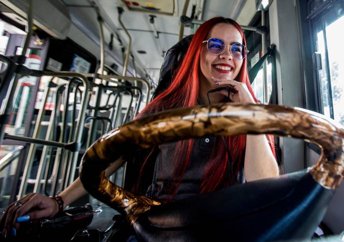 Para muchas personas subirse al autobús y ver que quien conduce es una jovencita es toda una novedad, otros no muestran sorpresa. Todos disfrutan el viaje con Daniela. FOTO JULIO CÉSAR HERRERA