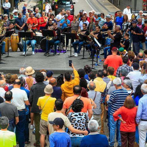 Este concierto fue la apertura del programa denominado “Serenata Filarmónica”, en el que la orquesta llevará su música a diferentes escenarios de la ciudad. Foto: MANUEL SALDARRIAGA QUINTERO.