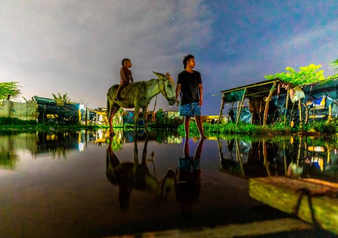 Las principales actividades comerciales son el reciclaje y la venta de agua en burro. A veces los animales de carga no pueden salir de los lodazales provocados por aguas estancadas. FOTO: Camilo Suárez