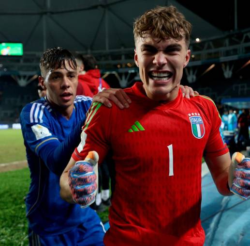 Los jugadores de la selección italiana celebran la victoria ante Inglaterra y su paso a los cuartos de final del Mundial Sub-20 en Argentina. FOTO TOMADA @Azzurri_En