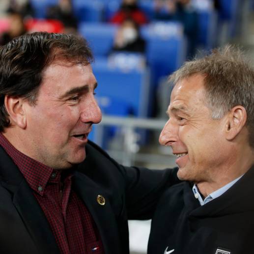 Néstor Lorenzo saludando al técnico de Corea del Sur, Jürgen Klinsmann. Un reencuentro después de que ambos, como jugadores, disputaran la final de Italia 90. FOTO EFE