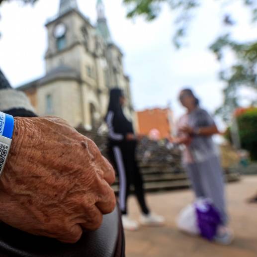 Varios de los adultos mayores de La Estrella muestran los brazaletes médicos con el código QR integrado que les ha entregado la Alcaldía Hasta ahora se han entregado 3.000 a esta población. <b><span class="mln_uppercase_mln"> </span></b>FOTO<b><span class="mln_uppercase_mln"> Manuel Saldarriaga</span></b>