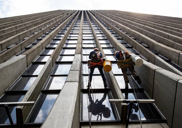 Un grupo de operarios con nervios de acero realizan está compleja labor. Fotos Jaime Pérez