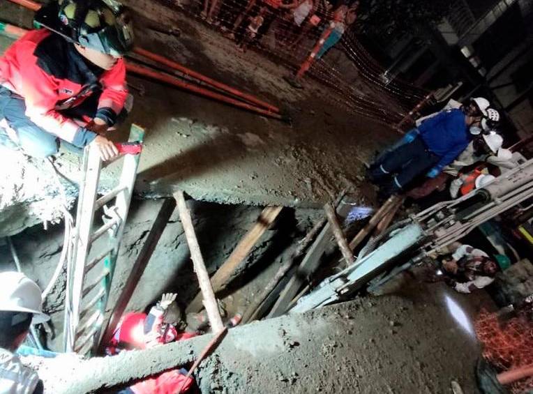 En este socavón del sector El Tapón, en el municipio de Bello, ocurrió el accidente de los dos contratistas de EPM. FOTO: CORTESÍA.