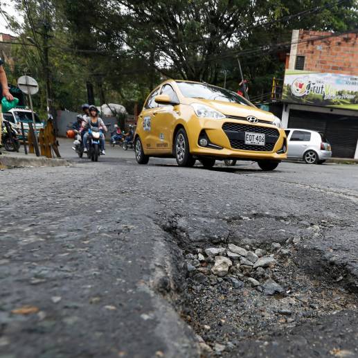 En todo Medellín, incluido sus cinco corregimientos, es notorio el deterioro de la malla vial, causando, inclusive, accidentes de tránsito. FOTO: MANUEL SALDARRIAGA