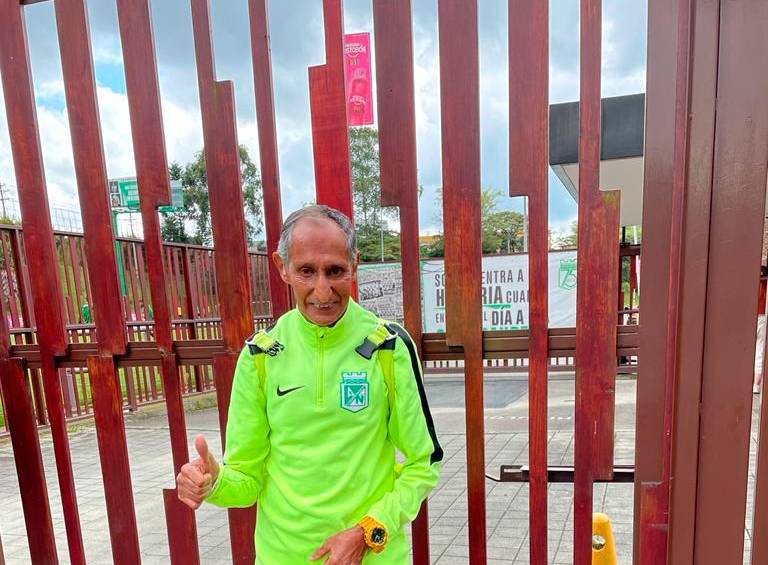 Vitri, uno de los hinchas que ve los entrenamientos tras las mallas