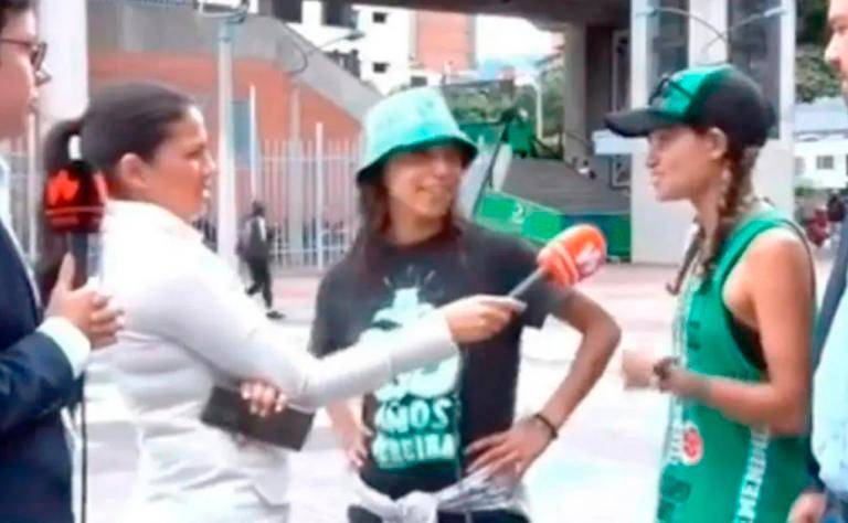 Las aficionadas se mostraron reacias a participar de la dinámica y rechazaron a los periodistas. FOTO CAPTURA @WINSPORTSTV