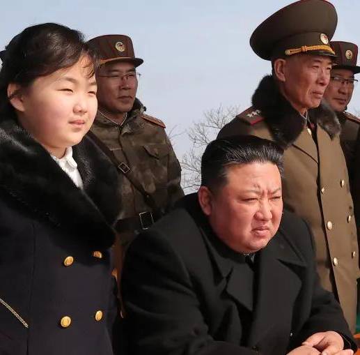 Imagen del líder de Corea del Norte, Kim Jong Un, junto a su hija y mandos del ejército, presenciando unos ejercicios de “contraataque nuclear” en un lugar no revelado el 18 y 19 de marzo de 2023. EFE
