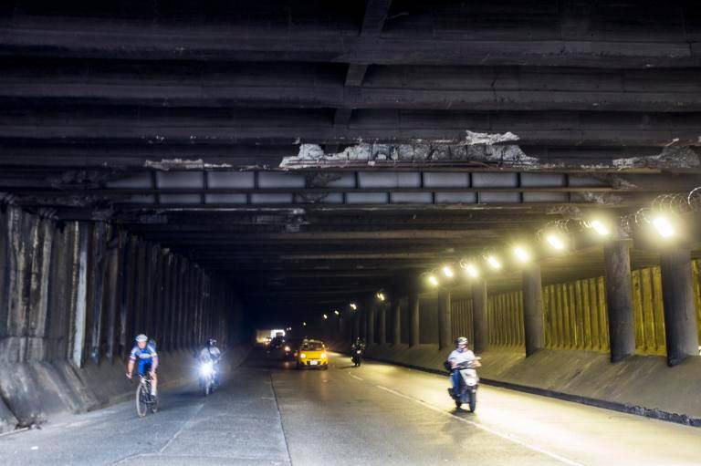 El deprimido de la avenida Oriental es uno de los sitios en los que más se presenta esta situación contra los vehículos. Foto El Colombiano