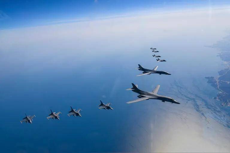 Las Fuerzas Aéreas de Seúl y Washington realizaron ayer maniobras con un bombardero estratégico B-1 estadounidense y cazas de ambos países. EFE/ Ministerio De Defensa Nacional De La Rep. De Corea
