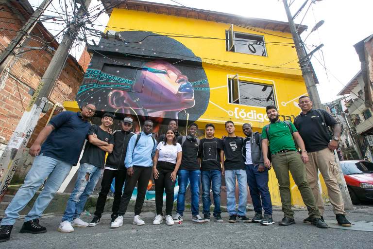 La escuela Código C13, de la Corporación Son Batá, forma jóvenes en habilidades como desarrolladores de software. Foto: Esneyder Gutiérrez.