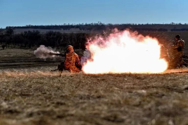 Militares ucranianos disparan con un lanzagranadas antitanque SPG-9 durante un ejercicio militar, en medio del ataque de Rusia a Ucrania, en la región de Zaporiyia, Ucrania. 14 de marzo, 2023. Foto: Cortesía REUTERS/Stringer