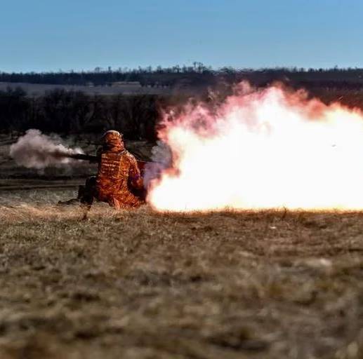 Militares ucranianos disparan con un lanzagranadas antitanque SPG-9 durante un ejercicio militar, en medio del ataque de Rusia a Ucrania, en la región de Zaporiyia, Ucrania. 14 de marzo, 2023. Foto: Cortesía REUTERS/Stringer